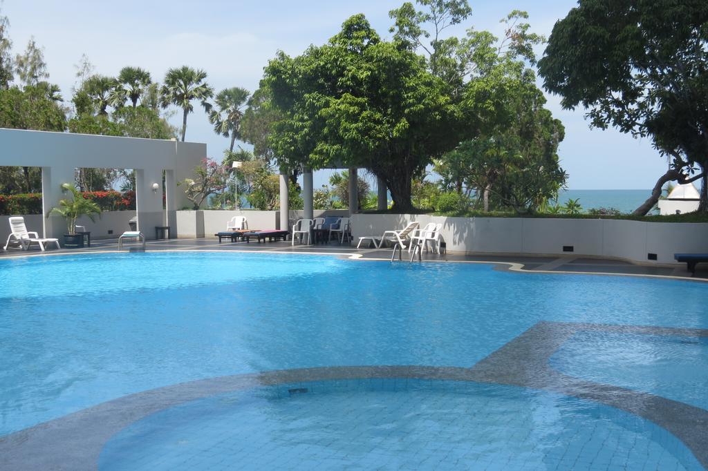 Jomtien Plaza Suite Apartments Bagian luar foto