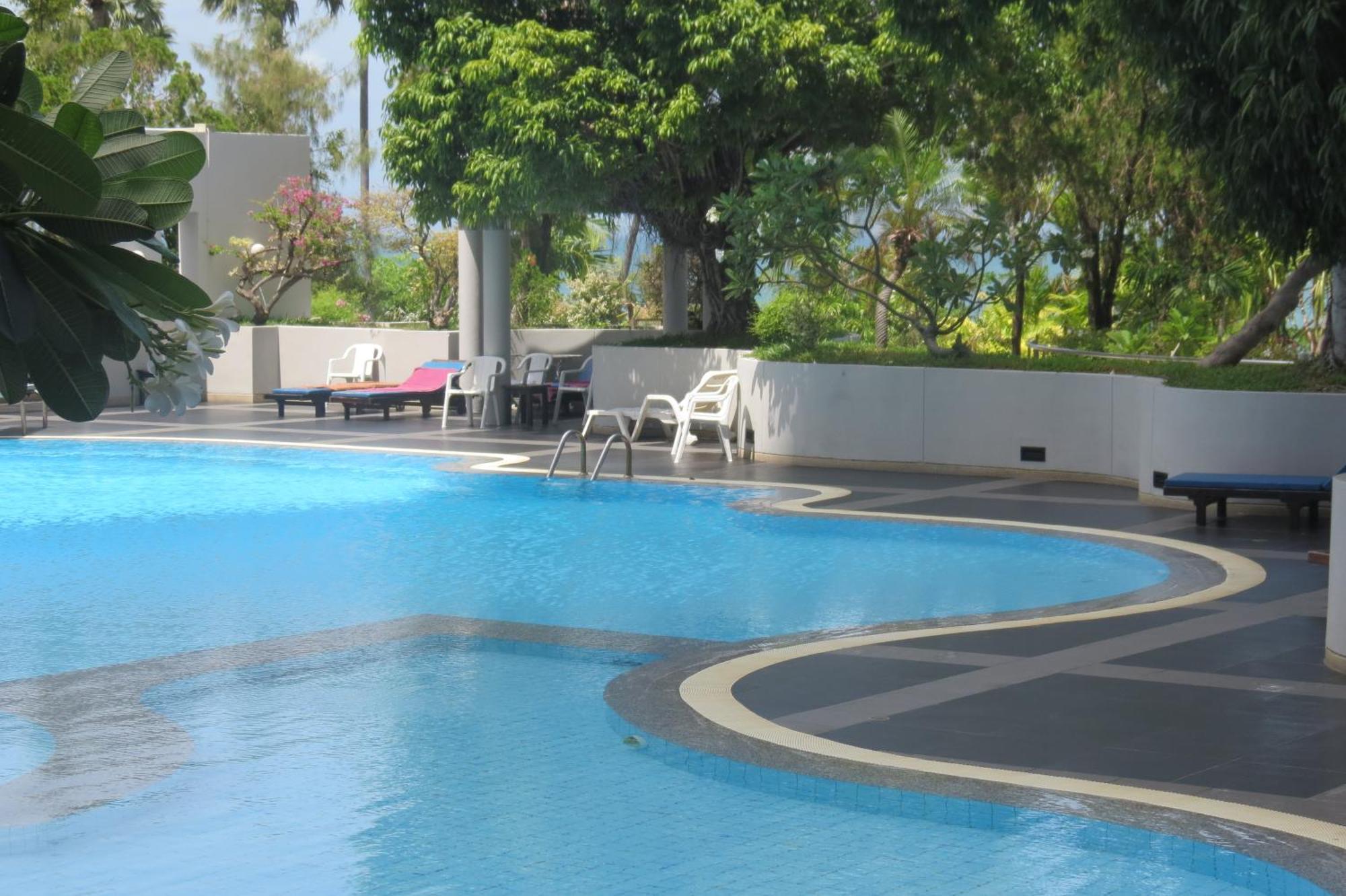 Jomtien Plaza Suite Apartments Bagian luar foto